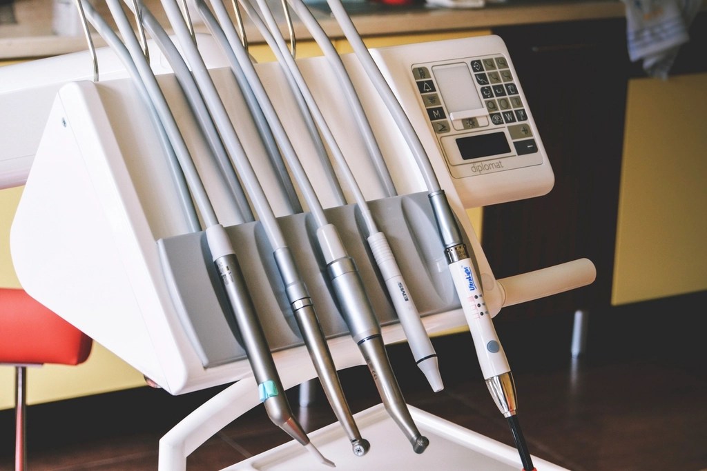 Modern Diş Kliniğinde Profesyonel Tedavi Ünitesi ve Steril El Aletleri