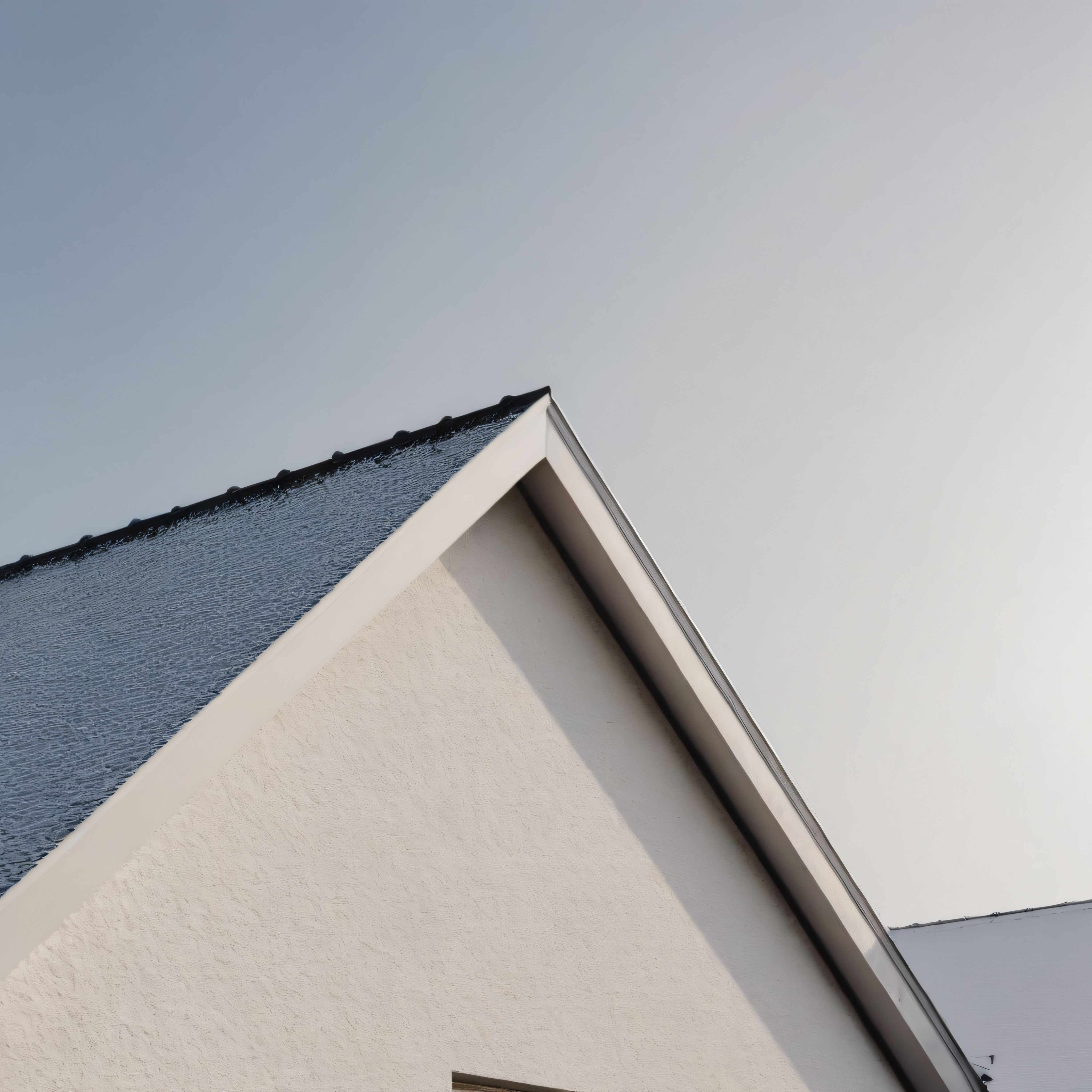 Modern Evin Beyaz Alın Duvarı ve Koyu Çatı Hattı: Minimalist Mimari