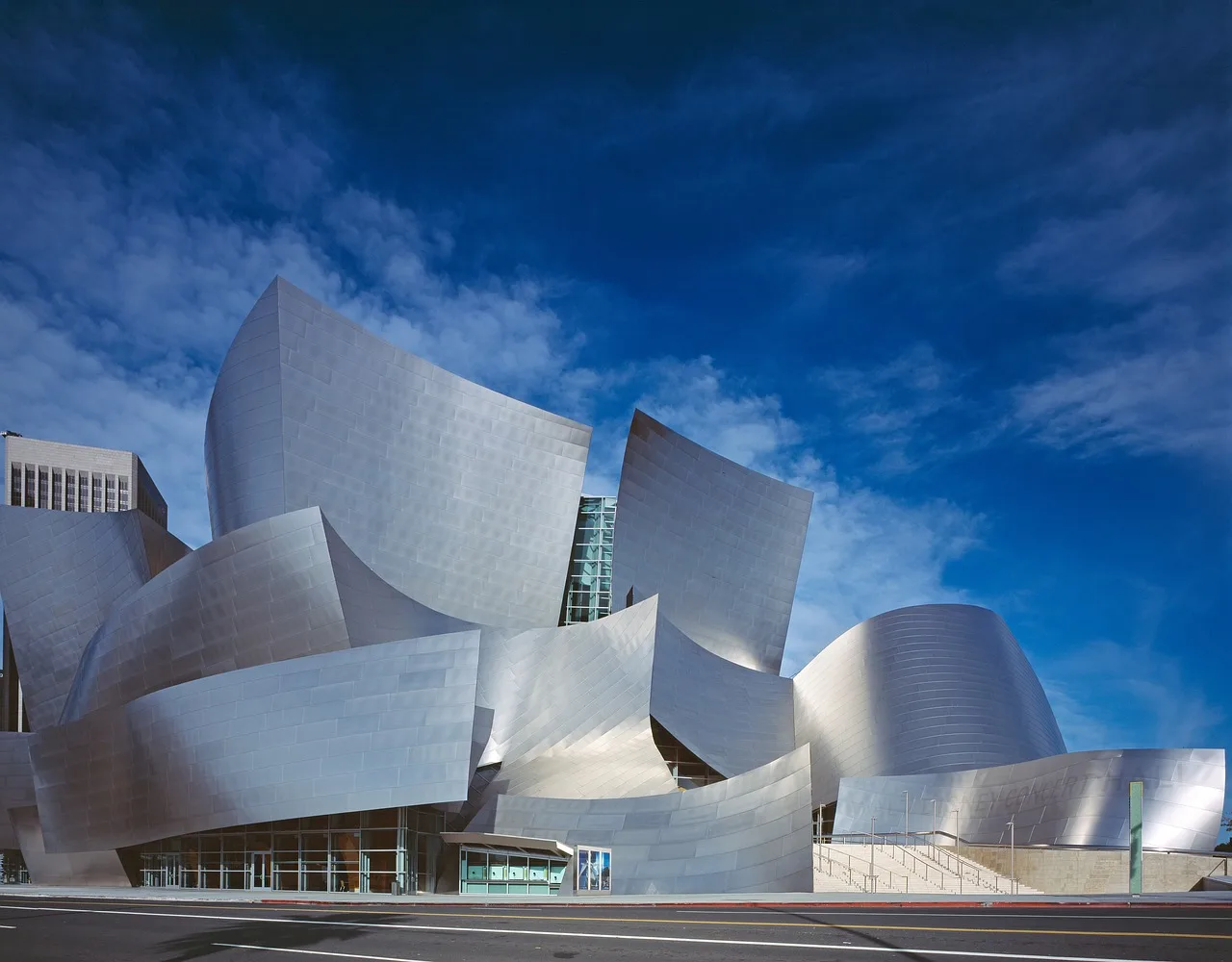 Modern mimari konser salonu Frank Gehry tasarımı