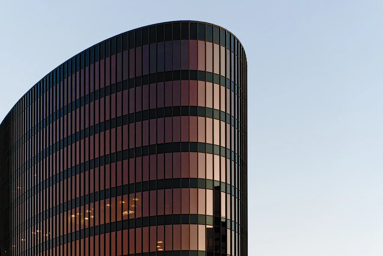 Modern ofis binası cephesi - şehir silueti