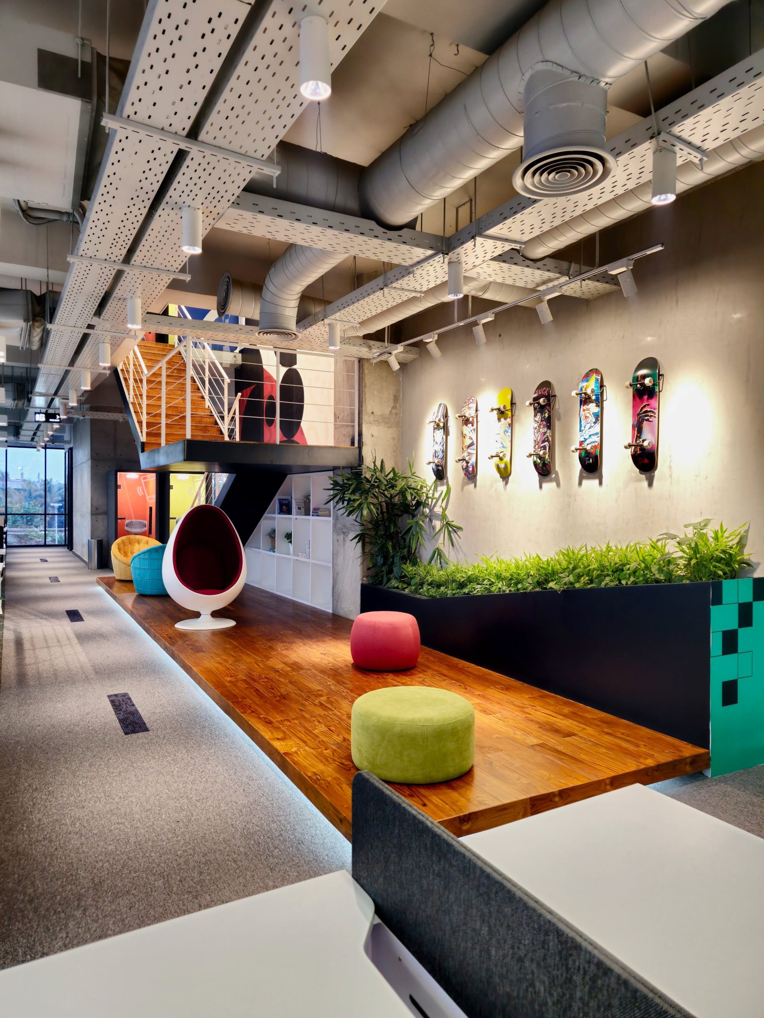 Modern ofis dekorasyonu: kaykay duvar süsü ve renkli dinlenme alanı