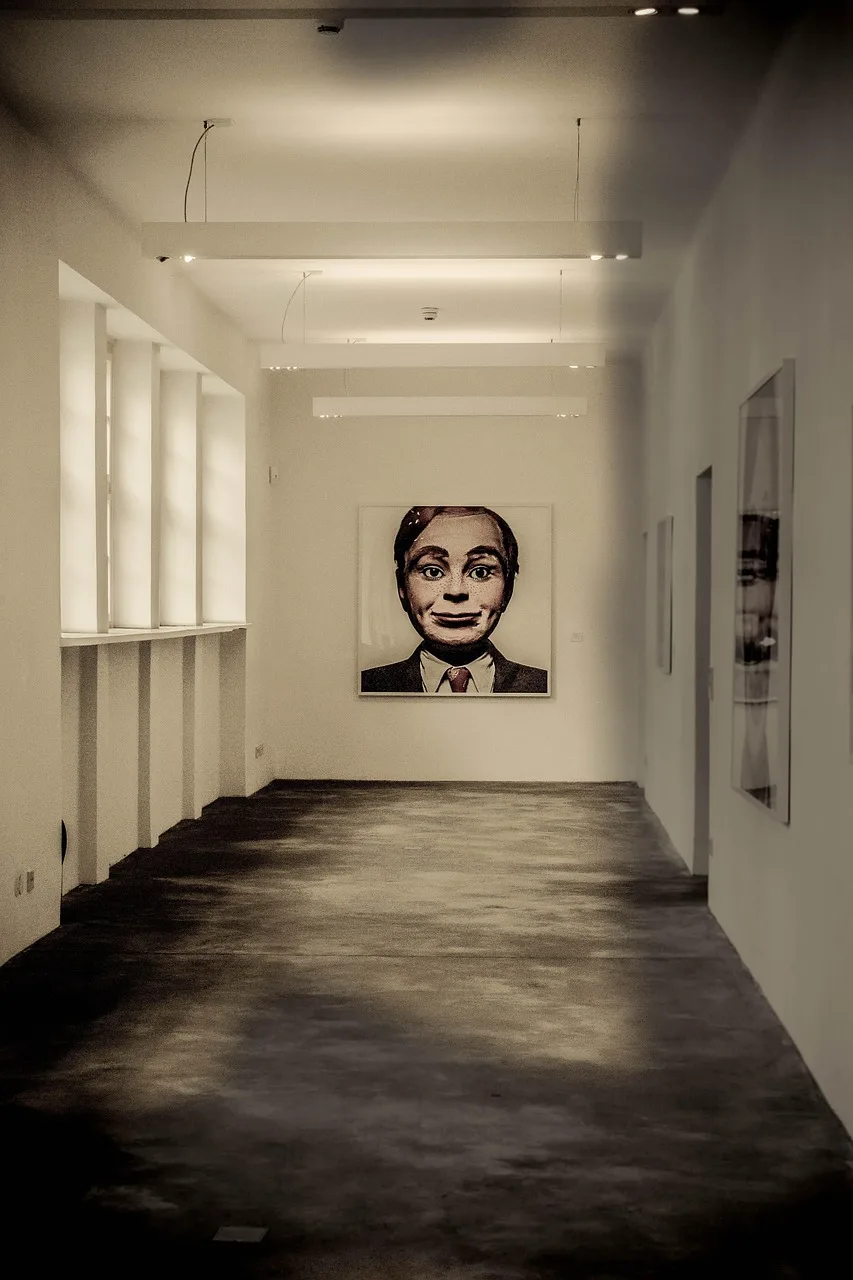 Modern sanat müze sergi açılış fotoğrafı - kreatif kukla