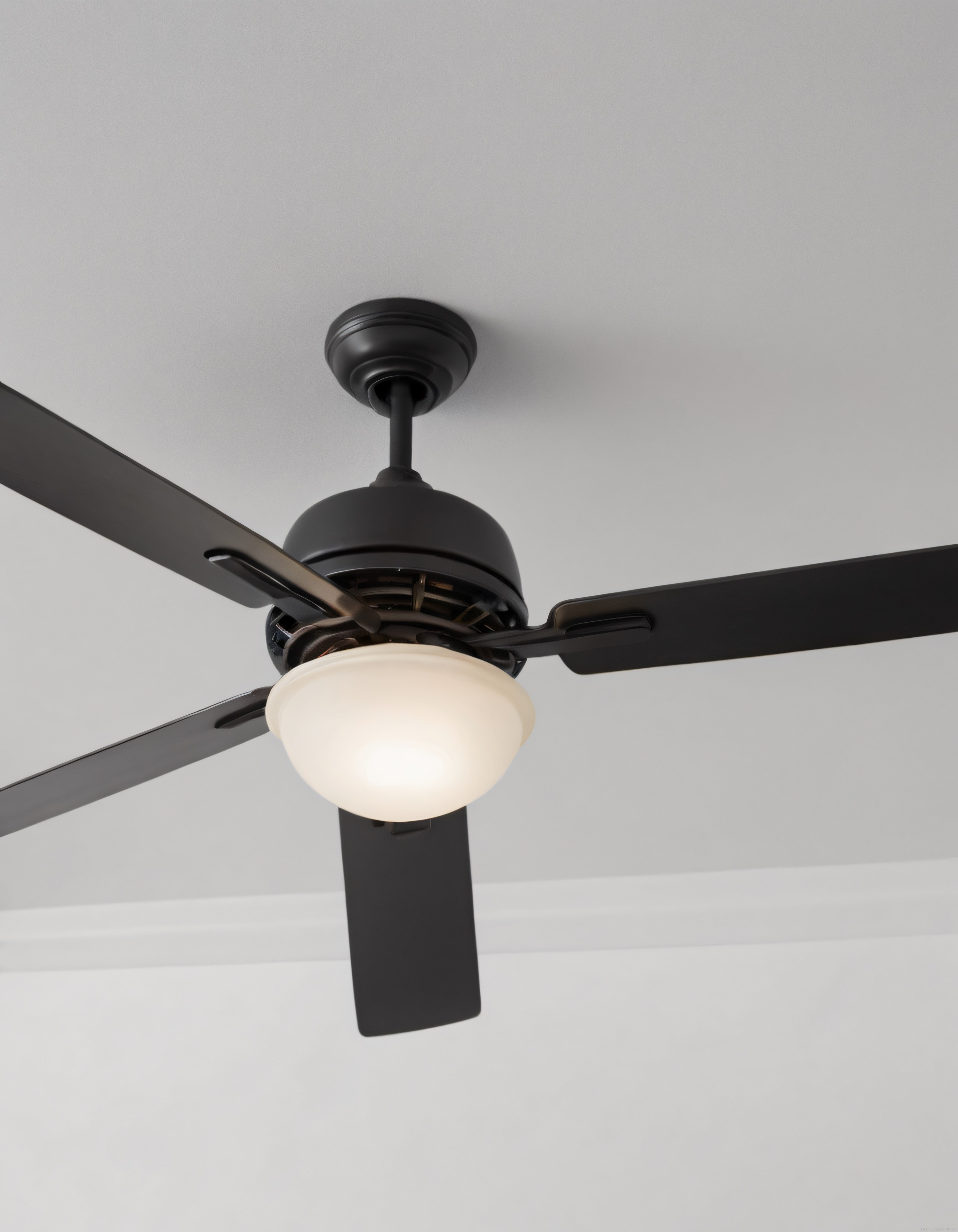 Modern Siyah Tavan Vantilatörü ile Merkezi Aydınlatmalı Minimalist Mekan