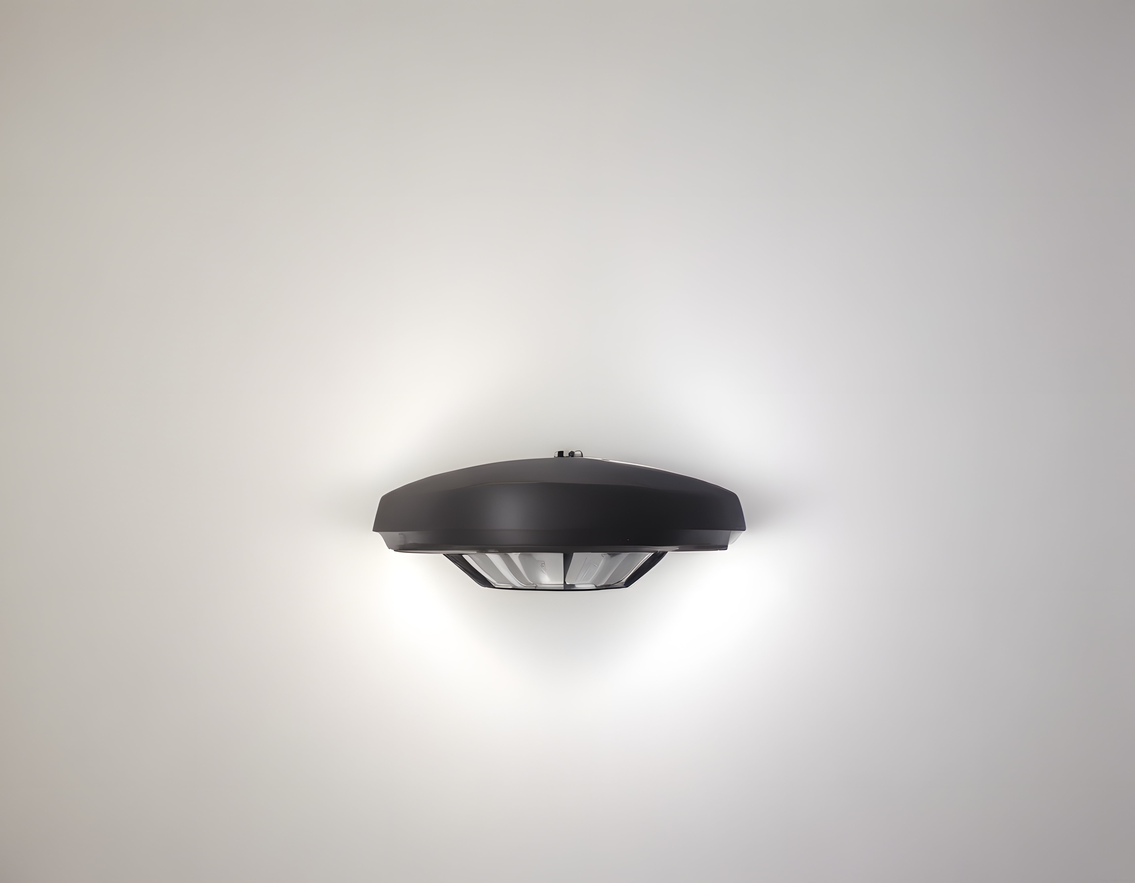 Modern Yuvarlak LED Tavan Armatürü ile Minimalist Beyaz Oda Aydınlatması