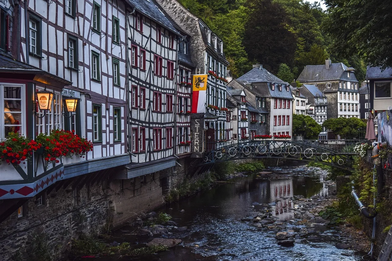 Monschau Almanya nehir kenarı şehir manzarası