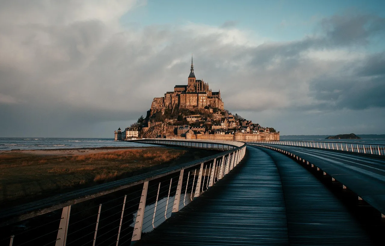 Mont Saint Michel manastırı - deniz ve ada manzarası