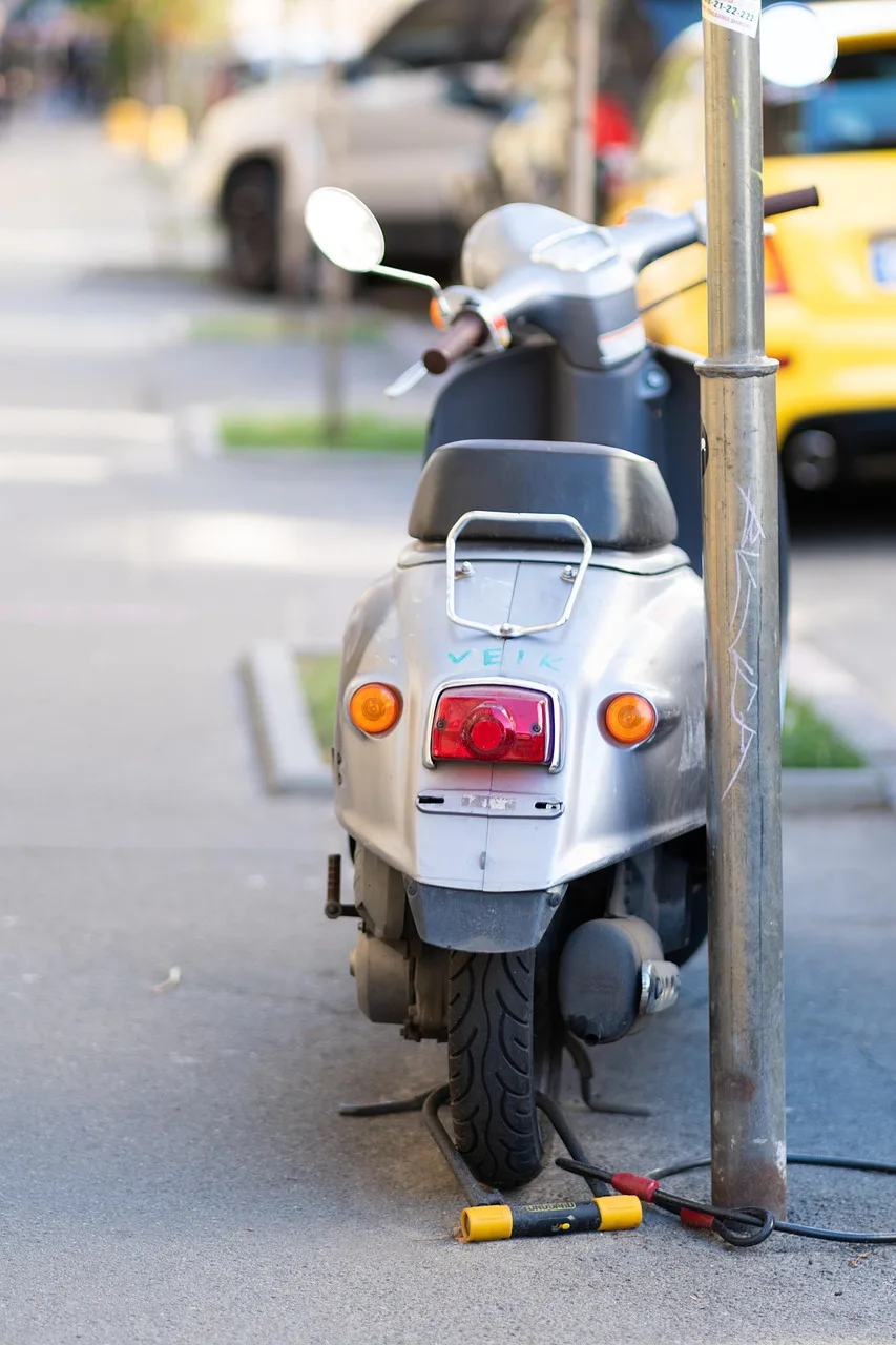 Moped scooter sokak fotoğrafı - şehir yaşamı