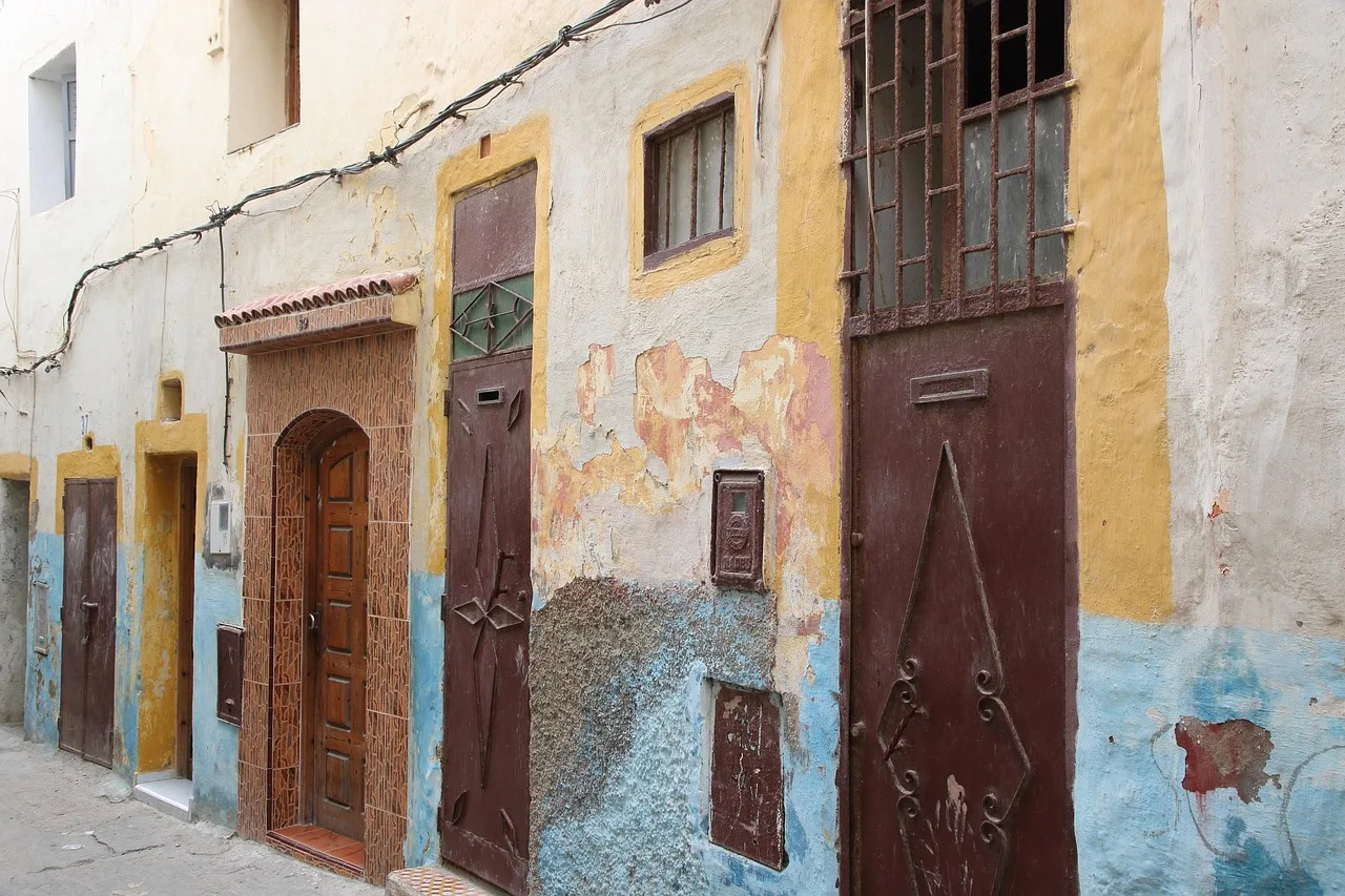 Morocco Safi renkli sokak kapısı - dar ara sokak
