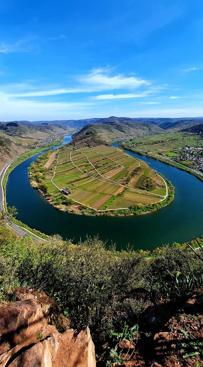 Moselle nehrinin vadisi manzarası - panoramik doğa