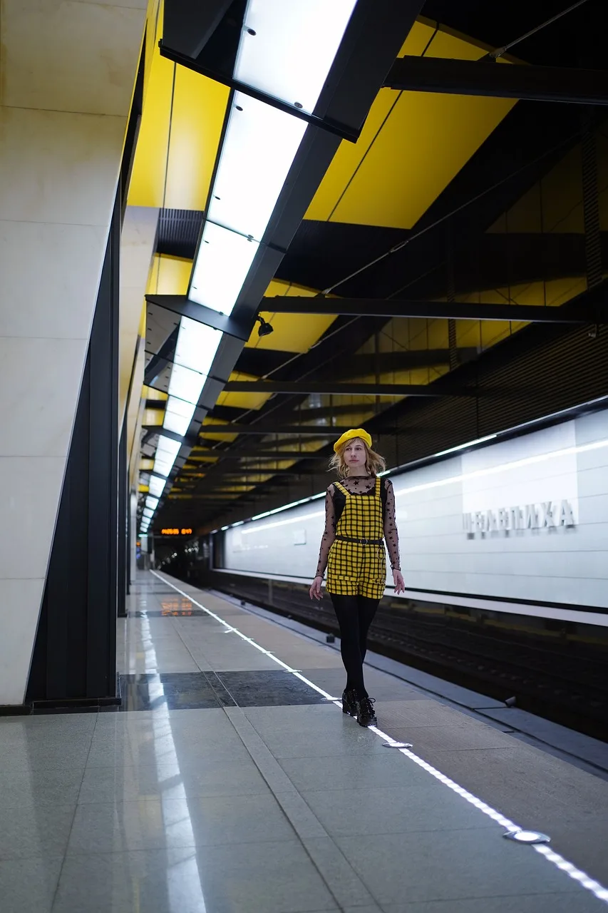 Moskova metro platformu modern ulaşım sahnesi
