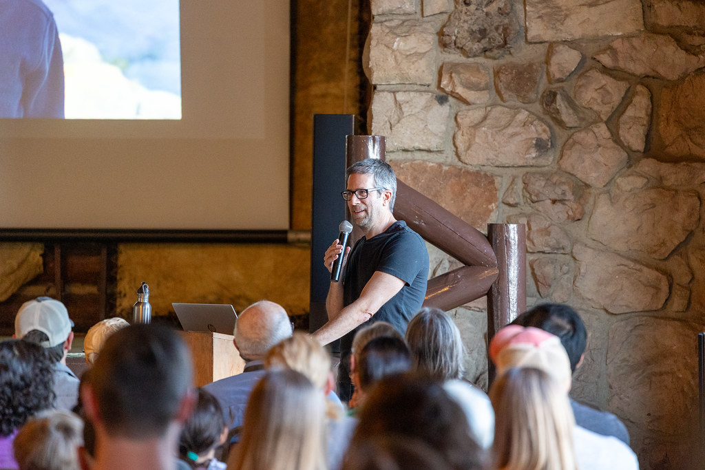Motivasyon Konuşmacısı Taş Duvarlı Seminer Salonunda Dinleyicilere Hitap Ediyor