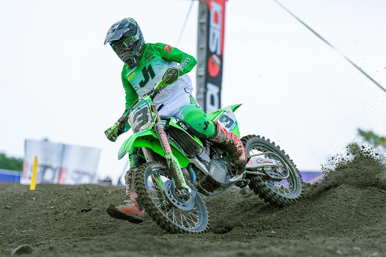 Motokros stunt sahnesi - heyecanlı motorspor fotoğrafı