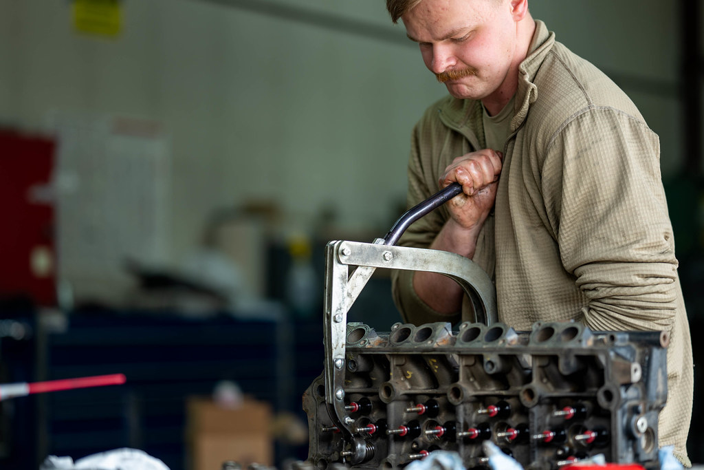 Motor Üst Kapak Bakımında Supap Yay Sıkıştırıcı ile Profesyonel Onarım