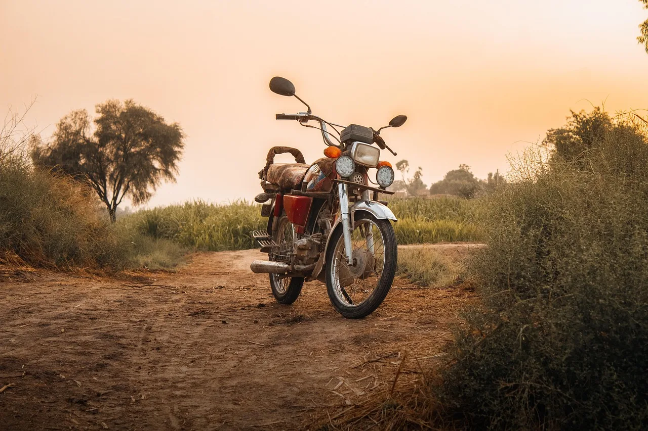 Motorlu bisiklet gün batımı manzarası - retro doğa
