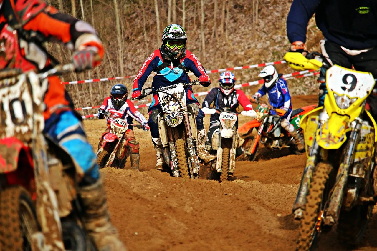 Motorsiklet enduro yarışı - kumlu pist