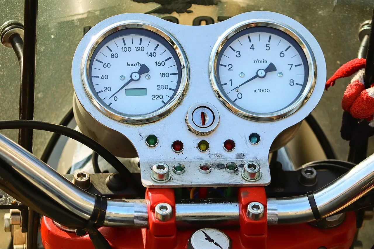 Motorsiklet gösterge paneli - klasik hız göstergesi