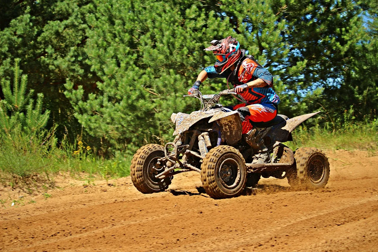 Motorspor motocross quad aksiyonu - çöl zemini