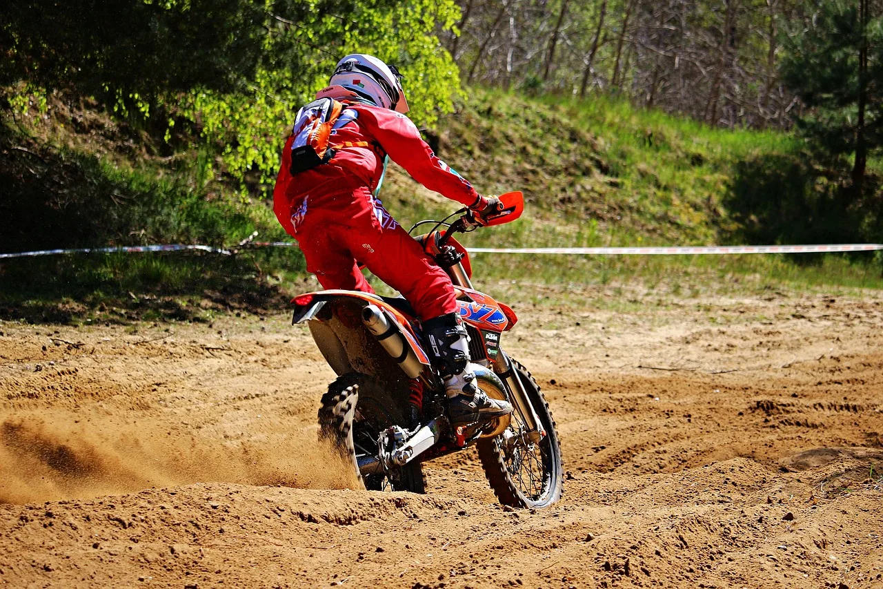 Motorsporu cross yarışında tozlu yolculuk - enduro