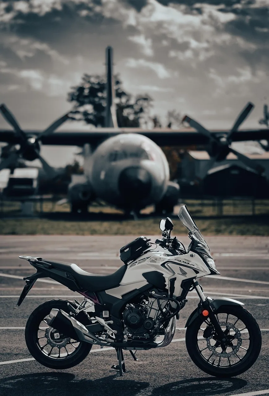 Motosiklet Honda CB500X pistte - dinamik yolculuk