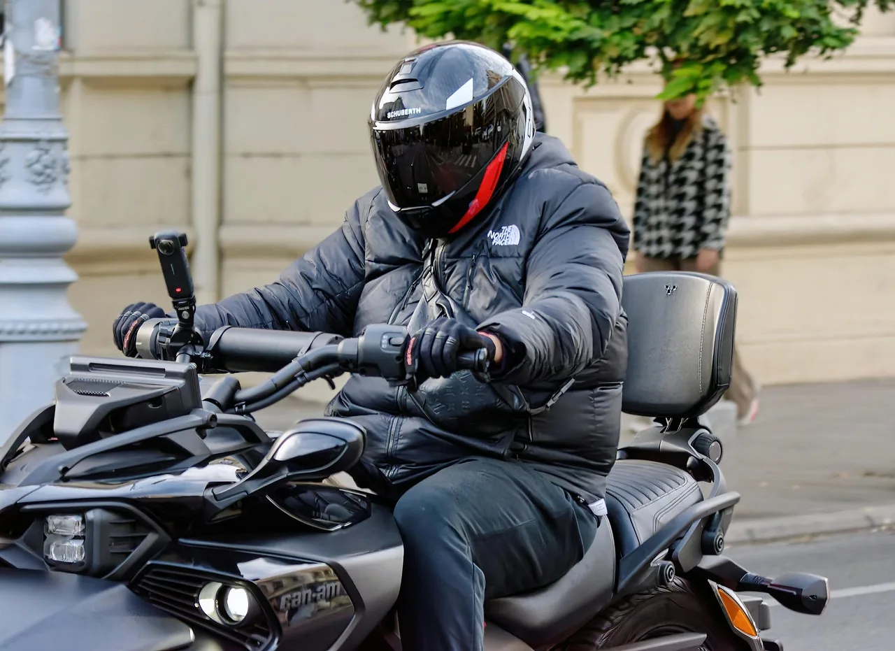 Motosiklet sürücüsü kask takmış şehir caddesi hareketi