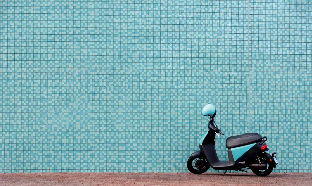 Motosiklet ve moped sokak manzarası - HD duvar kağıdı