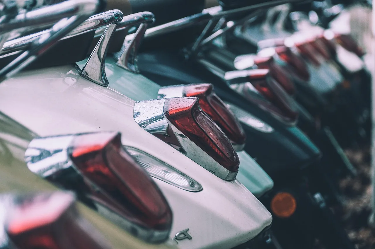 Motosiklet ve scooter kombinasyonu - gece ışıkları Motosiklet ve scooter kombinasyonu - gece ışıkları
