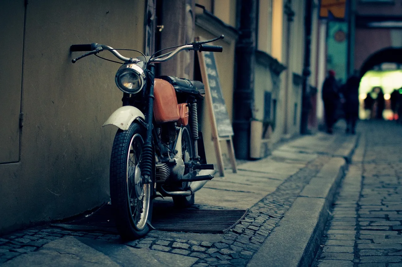 Motosiklet vintage sokak fotoğrafı - mavi eski atmosfer