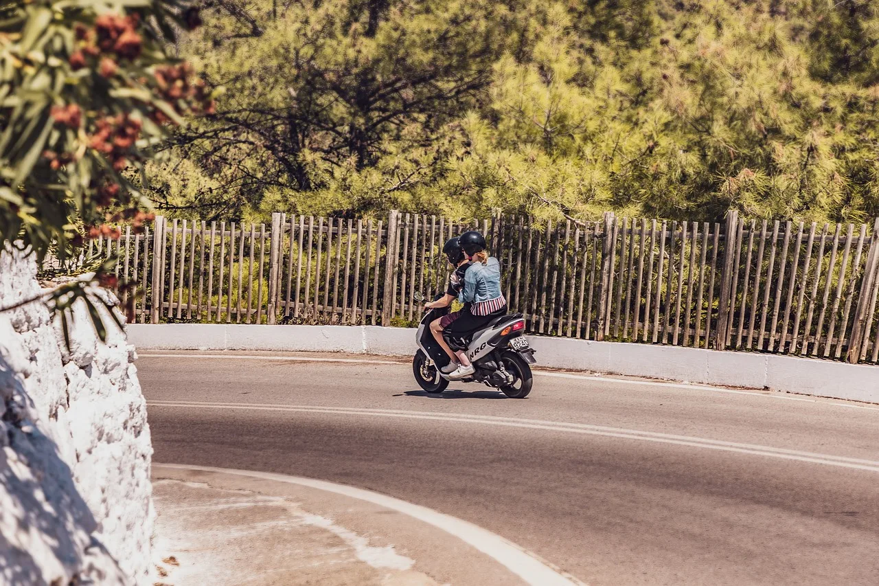 Motosikletli scooter tatil yolculuğu - şehir trafiği