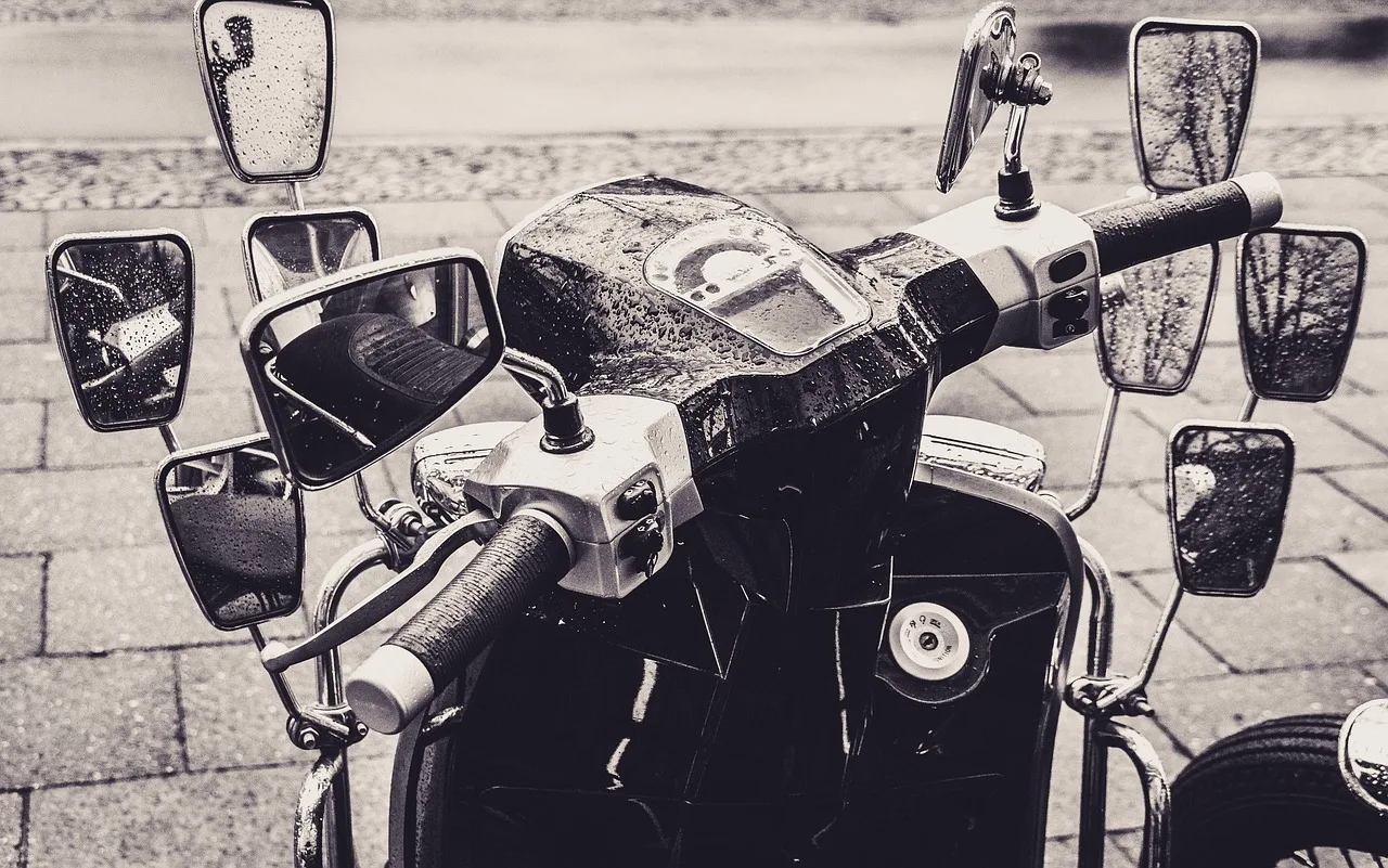 Motosikletli scooter yansımalı modern ulaşım fotoğrafı