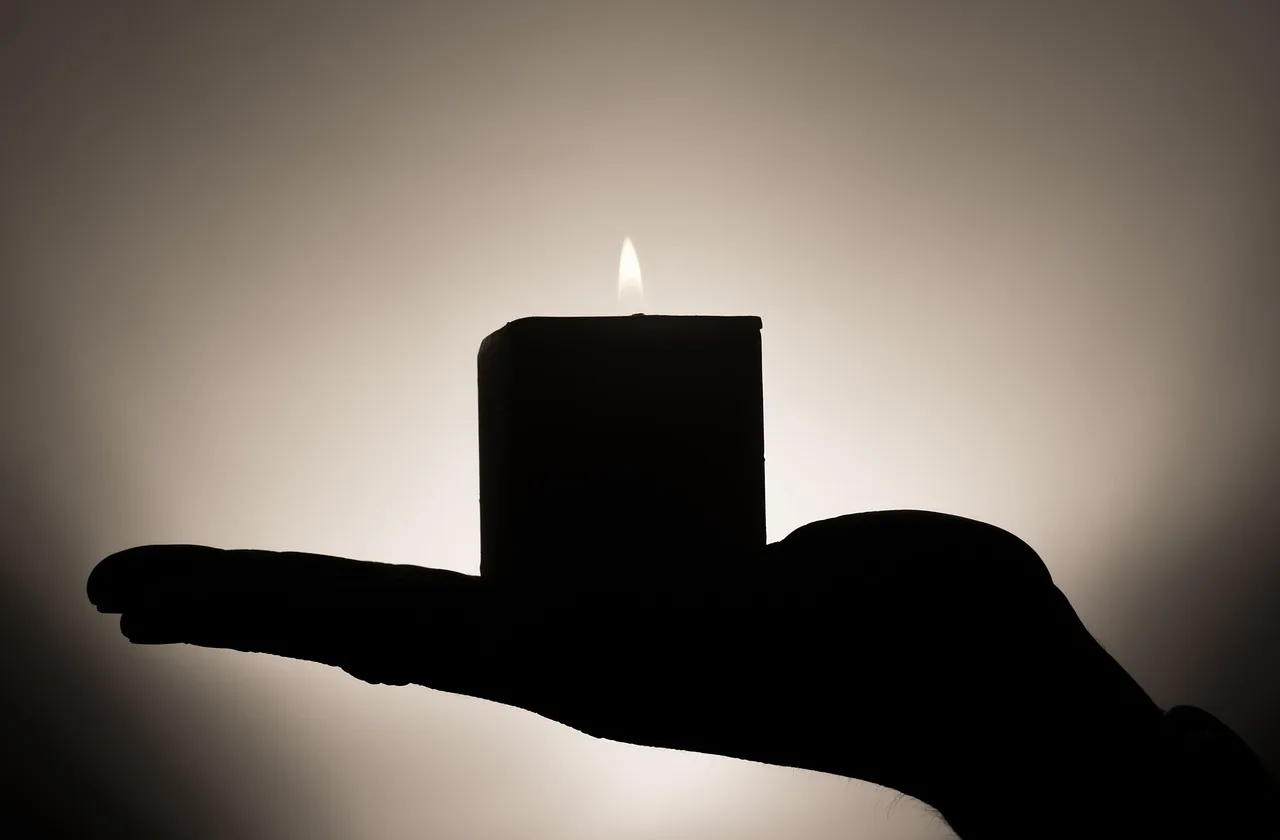 Mum ışığında meditasyon anı - huzurlu el