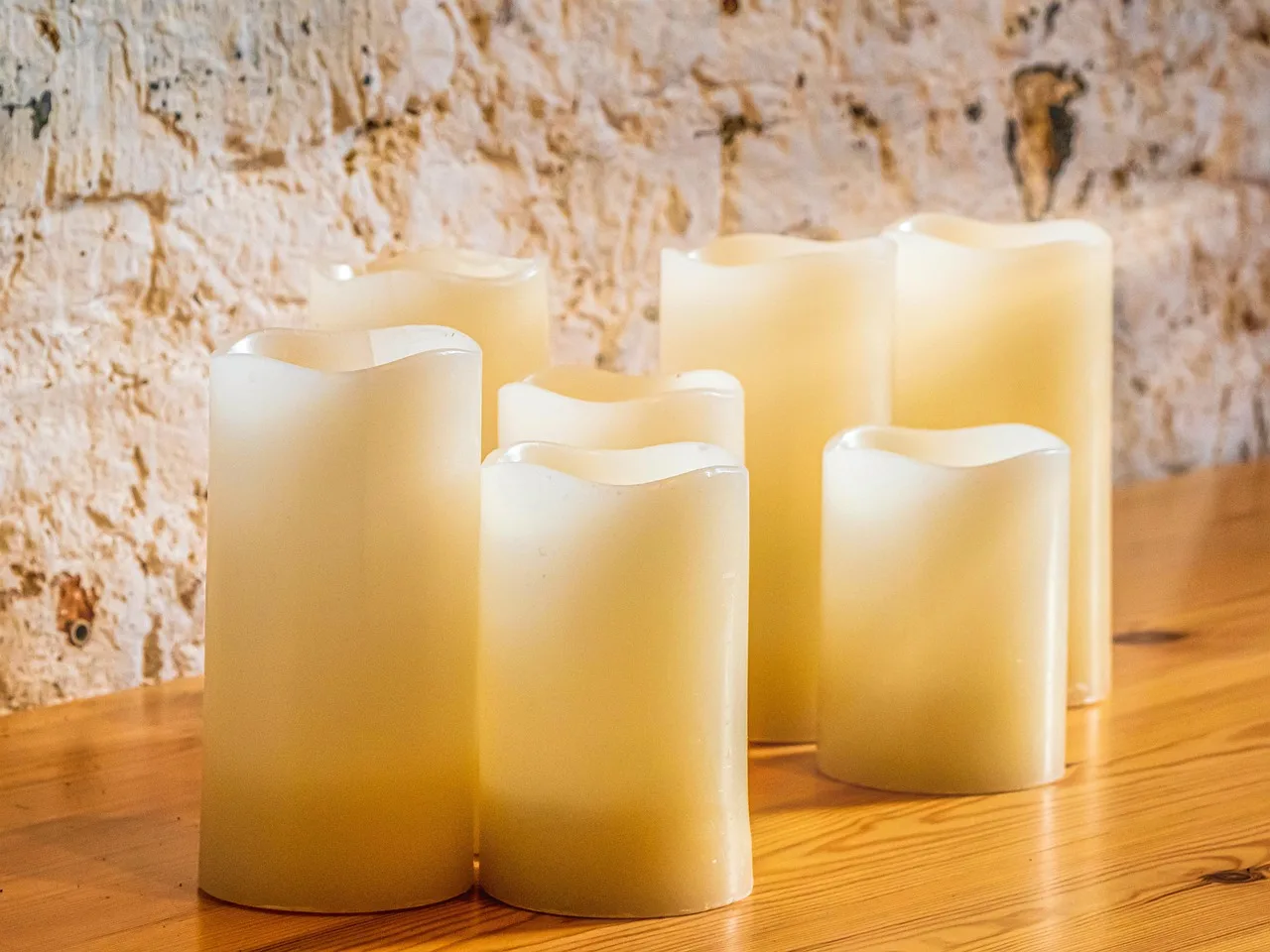 Mum ışıklarıyla süslenmiş kilise içi - advent
