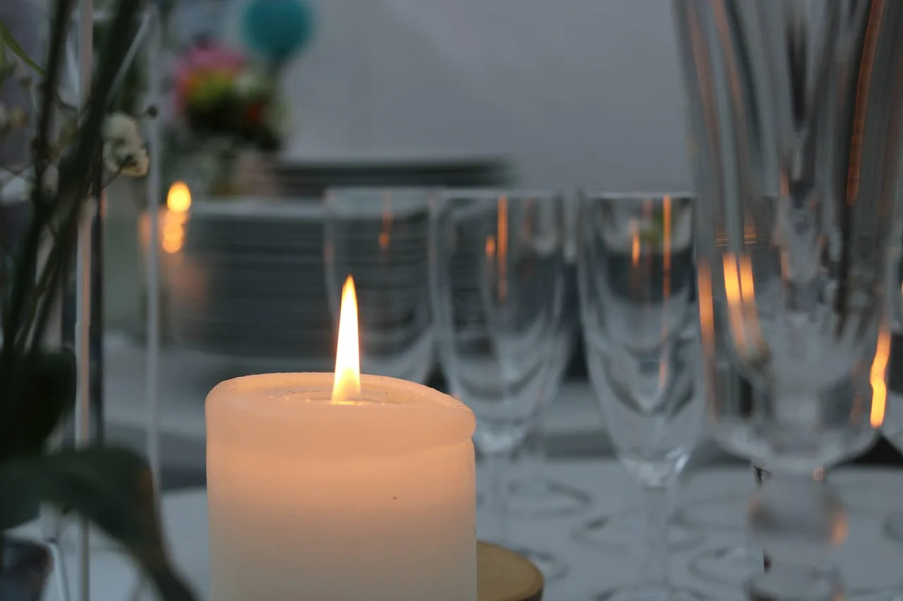 Mumlarla şık düğün dekorasyonu - romantik kutlama
