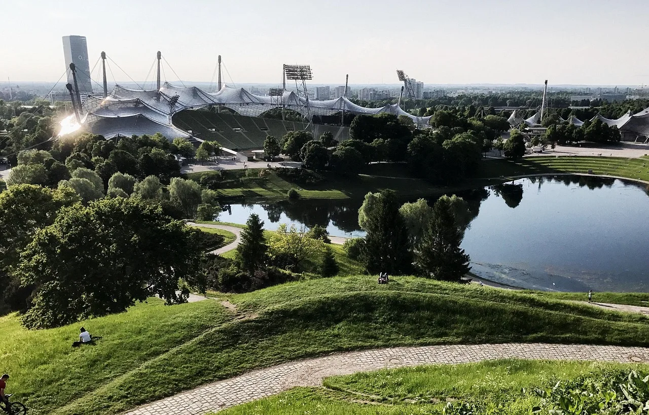 Munich Olimpik Parkı göl manzarası - doğa fotoğrafı