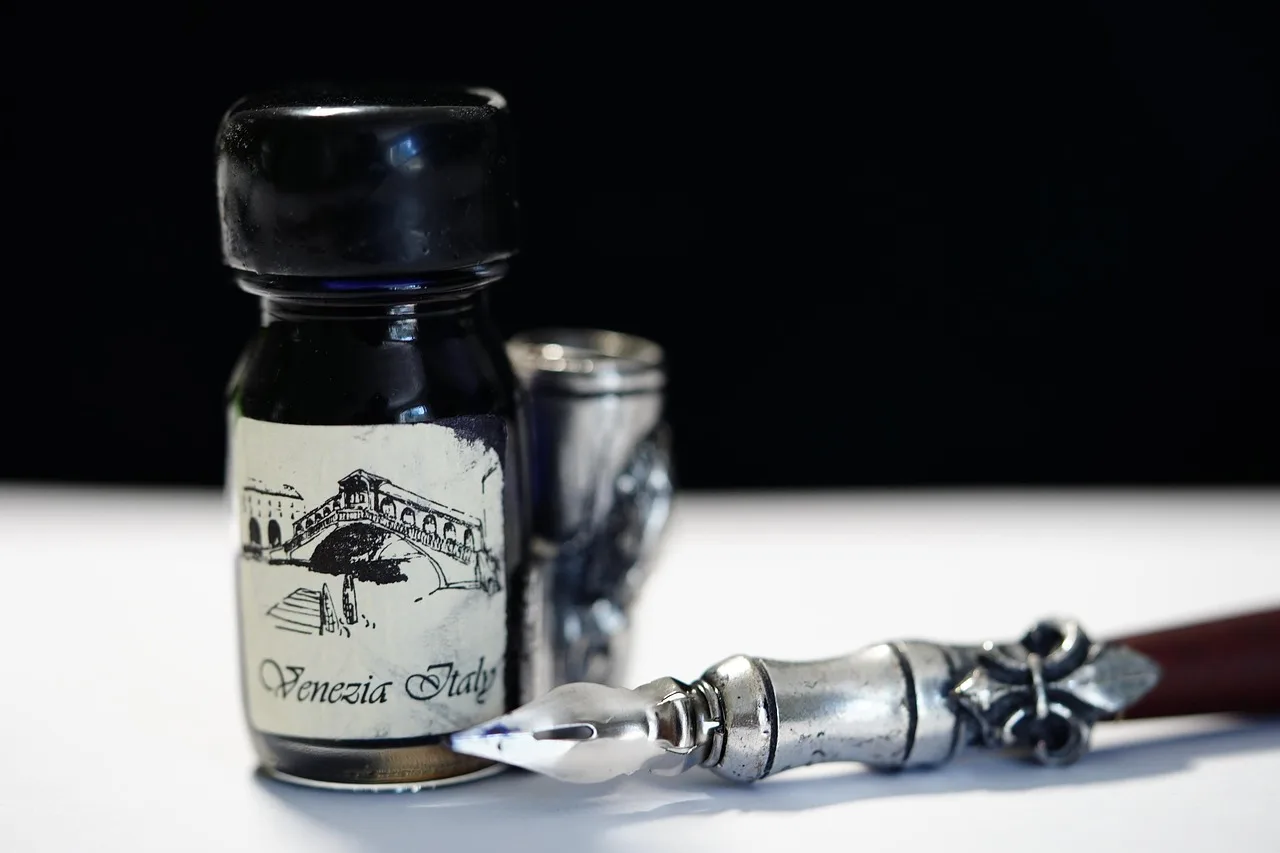 Mürekkep ve tüy kalemi - vintage kaligrafi sahnesi