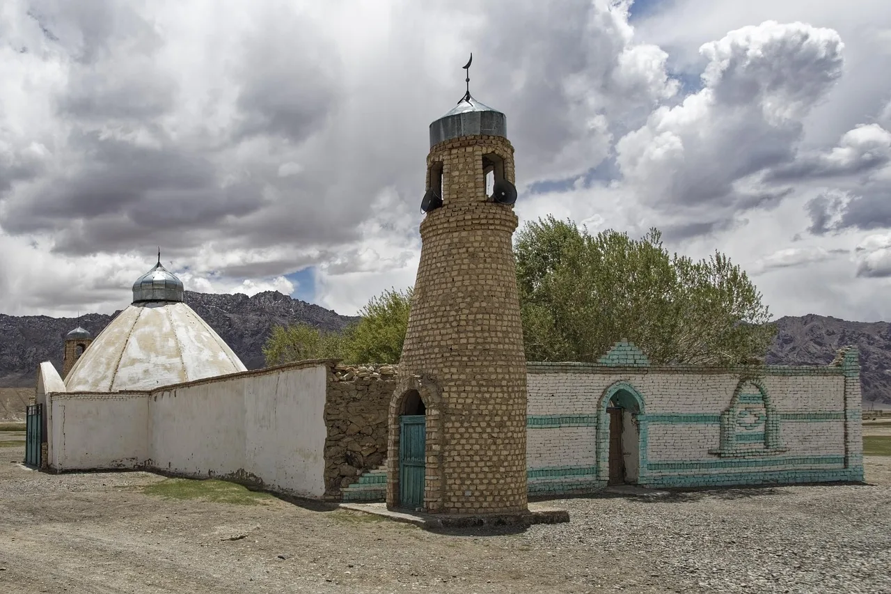 Murghab minaresi ve camii silueti - Orta Asya manzarası