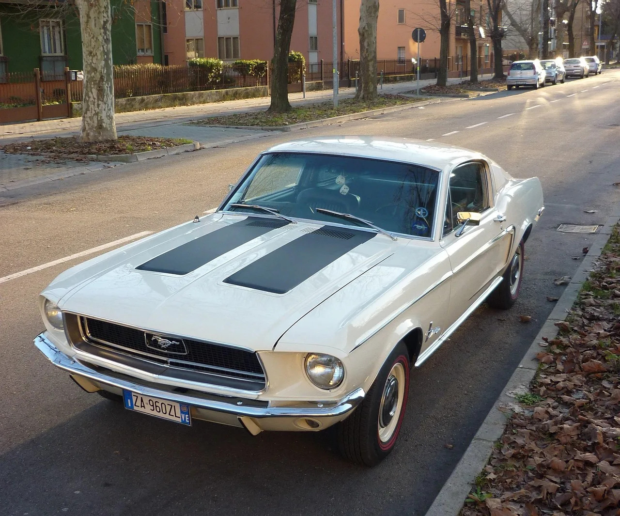 Mustang klasik sarı otomobil sokak fotoğrafı