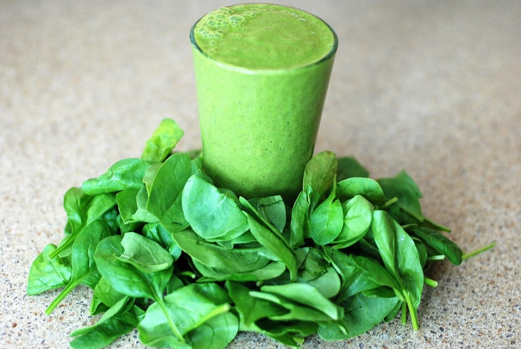 Mutfağınızda Doğal Enerji: Ispanaklı Yeşil Smoothie Tarifi ve Sunum Önerisi