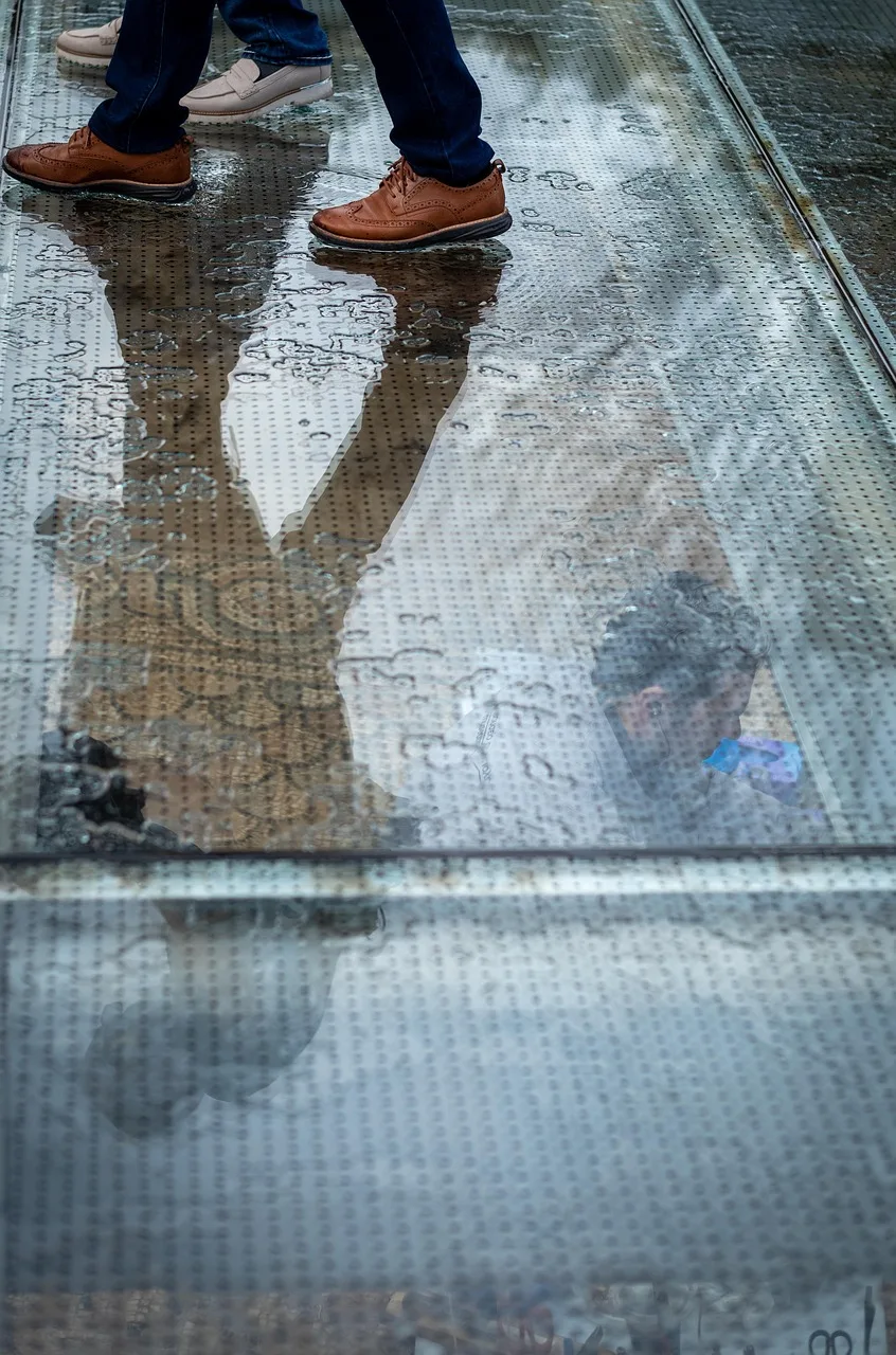 Müze duvarındaki gölge oyunu - raindrop deseni