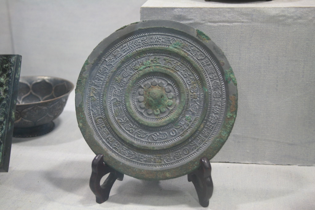Müze Vitrininde Sergilenen Antik İşlemeli Bronz Ayna ve Detayları