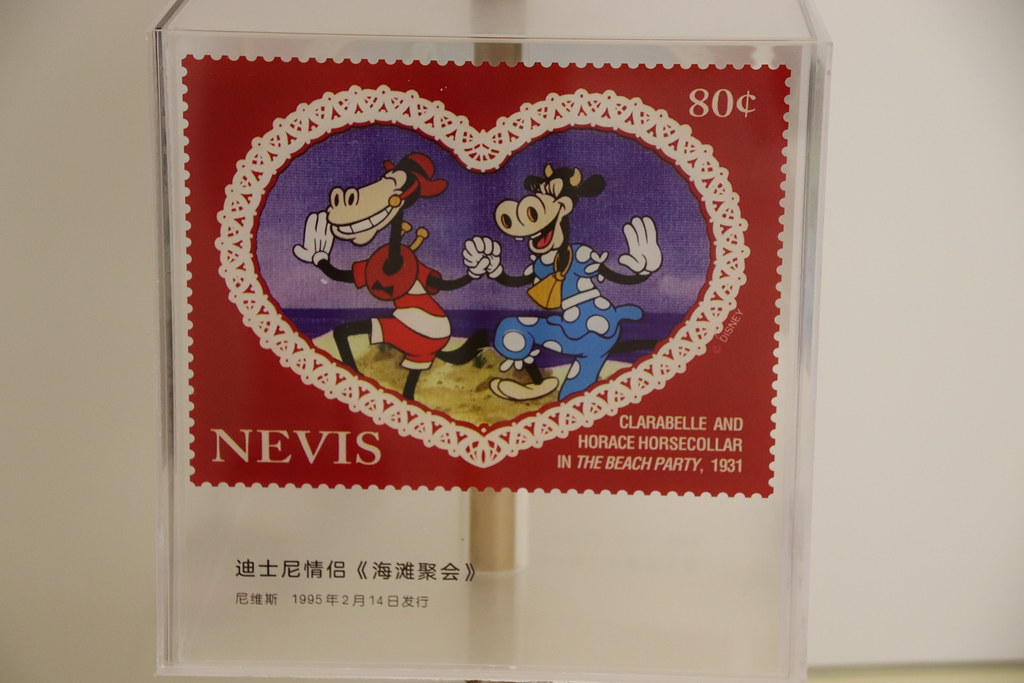 Müze Vitrinindeki Nevis Disney Pulları: Clarabelle ve Horace 1931 Plaj Partisi