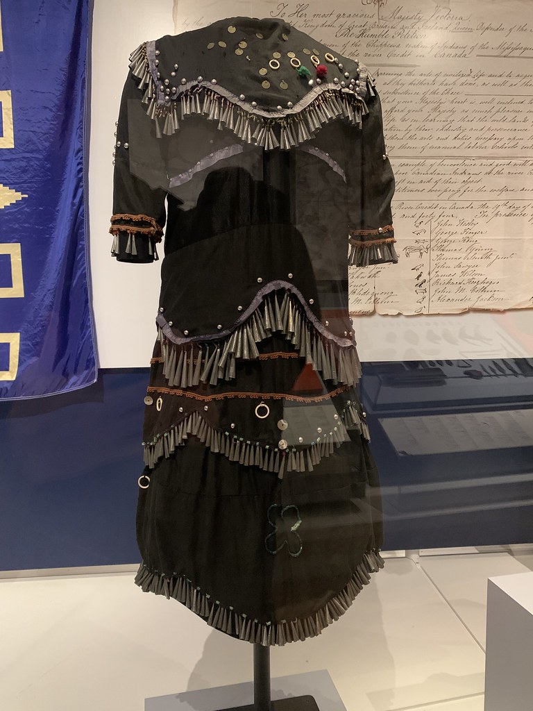 Müzede Sergilenen Geleneksel Yerli Amerikan Jingle Dress Dans Kostümü