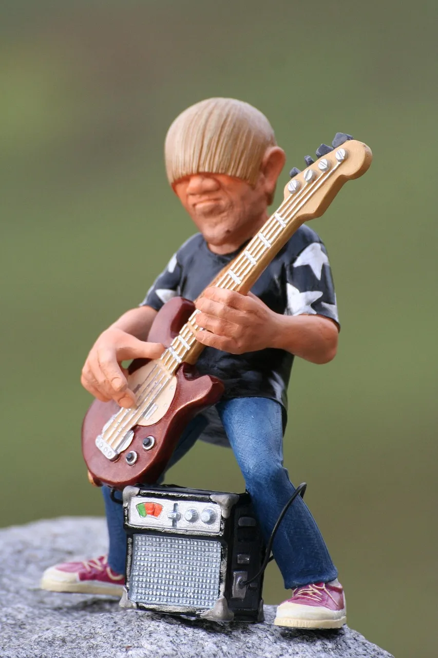 Müzik konseri genç davulcu ve gitarist