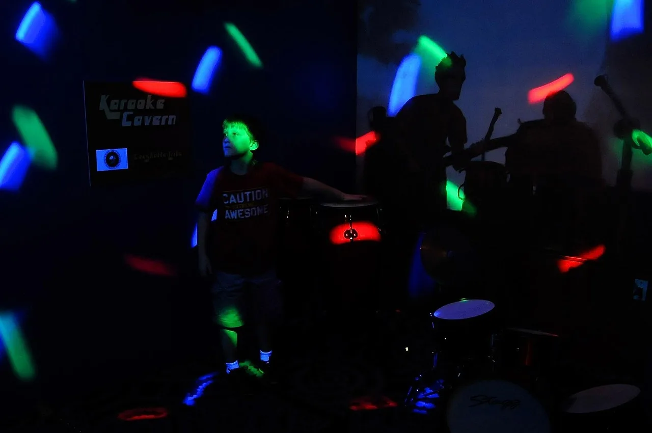 Müzik ve dans dolu renkli parti sahnesi