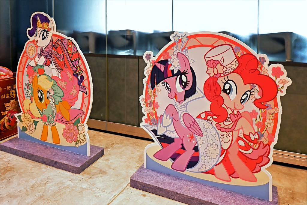 My Little Pony Karakterleri Geleneksel Asya Kıyafetleriyle Sergi Standında