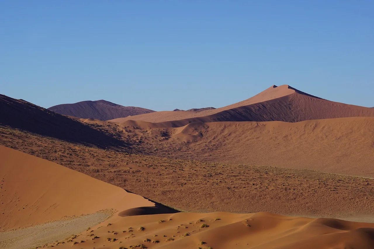 Namibya çölü sossusvlei kum tepeleri - çarpıcı manzara