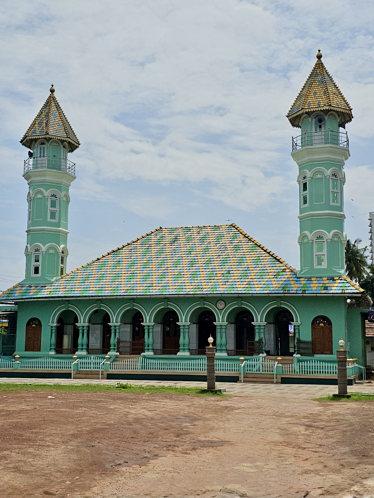 Nane Yeşili Duvarları ve Mozaik Minareleriyle Dikkat Çeken Tarihi Cami