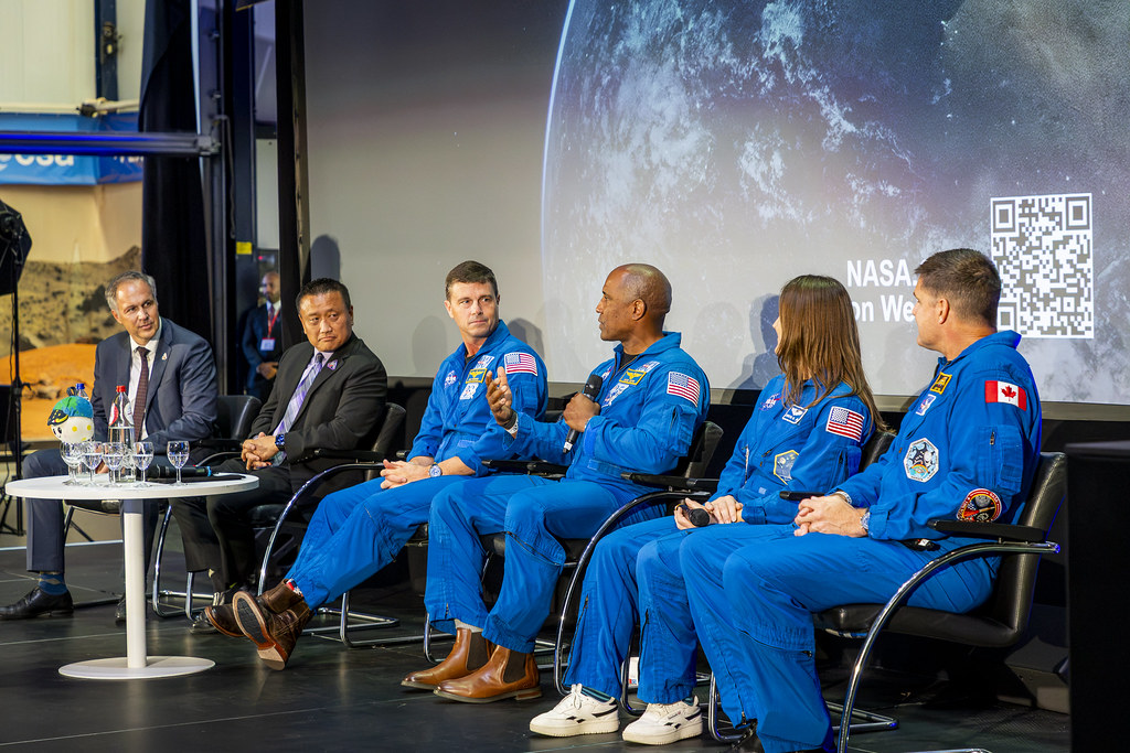 NASA astronotlarının yer aldığı resmi uzay paneli ve kamuoyu toplantısı