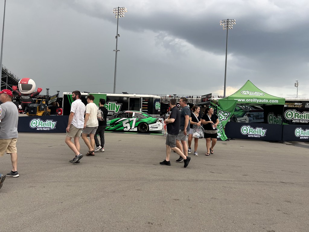 nascar pit alanında fırtına öncesi atmosfer ve yeşil yarış arabası