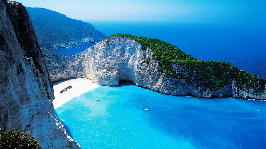 Navagio Plajı Kuş Bakışı: Zakintos'un Turkuaz Suları ve Beyaz Kumsalı