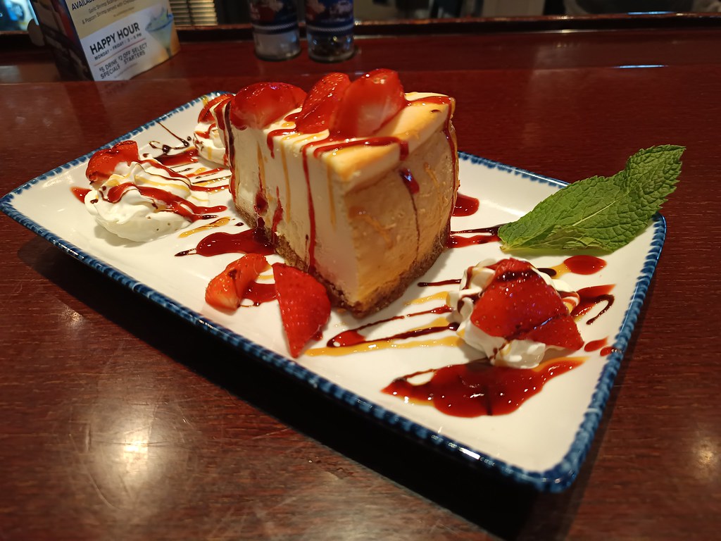 Nefis Çilekli Cheesecake Dilimi ve Taze Meyve Soslu Restoran Tatlısı